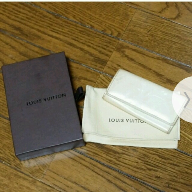 LOUIS VUITTON(ルイヴィトン)のルイヴィトン ヴェルニ キーケース 白 レディースのファッション小物(キーホルダー)の商品写真