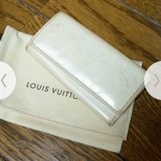 LOUIS VUITTON(ルイヴィトン)のルイヴィトン ヴェルニ キーケース 白 レディースのファッション小物(キーホルダー)の商品写真