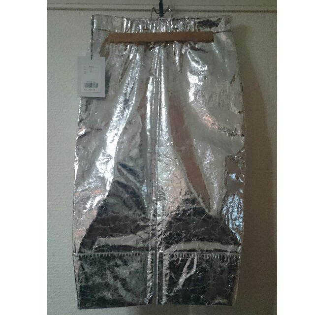 Ameri VINTAGE(アメリヴィンテージ)のアメリヴィンテージ シルバークラッキングスカート レディースのスカート(ひざ丈スカート)の商品写真