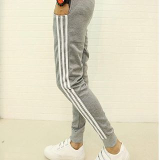 adidas好きにオススメ！ 3本ライン スウェット  スキニー ジョガーパンツ(ジャージ)