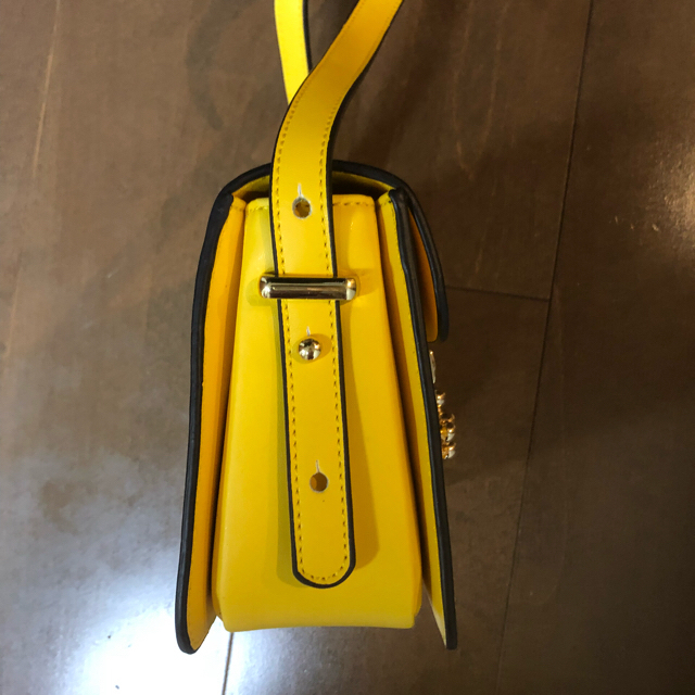 dholic(ディーホリック)の再値下げ イエローショルダーバッグ レディースのバッグ(ショルダーバッグ)の商品写真