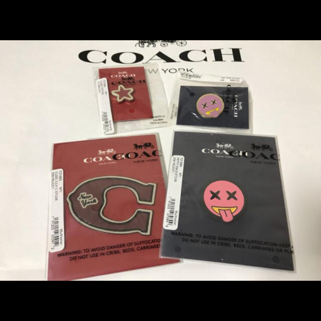 COACH(コーチ)の専用です スマイルマーク ピンバッジ＋ステッカー レディースのファッション小物(キーホルダー)の商品写真