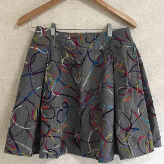 【新品】毛糸を縫い付けたデザインがかわいいスカート
