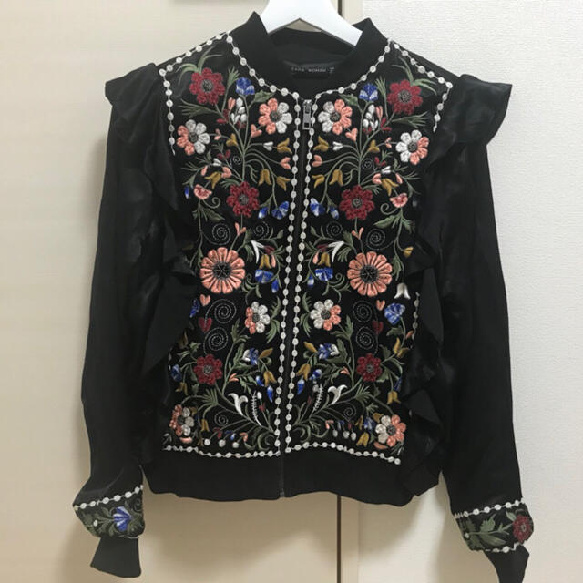 ZARA 刺繍入りジャケット