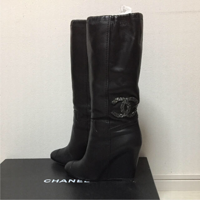 CHANEL - CHANEL メタル調の大きなロゴのウエッジブーツ