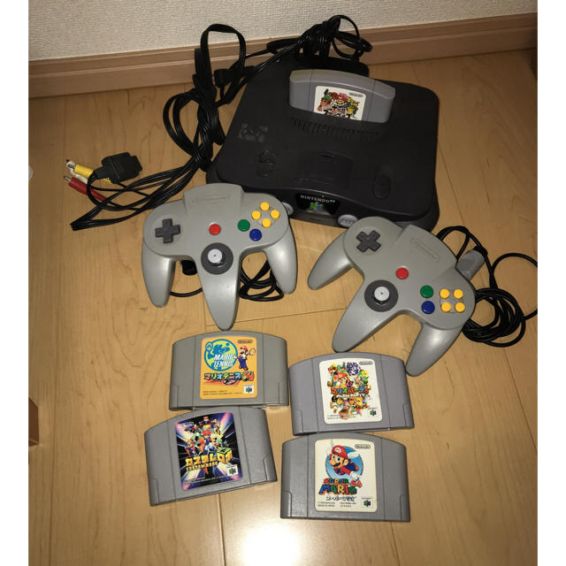 NINTENDO 64(ニンテンドウ64)の任天堂 64 本体 セット エンタメ/ホビーのゲームソフト/ゲーム機本体(家庭用ゲーム機本体)の商品写真