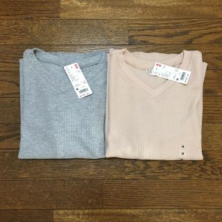 ユニクロ(UNIQLO)の新品タグ付き UNIQLO ユニクロ ワッフルVネックT グレー ピンクベージュ(Tシャツ(長袖/七分))