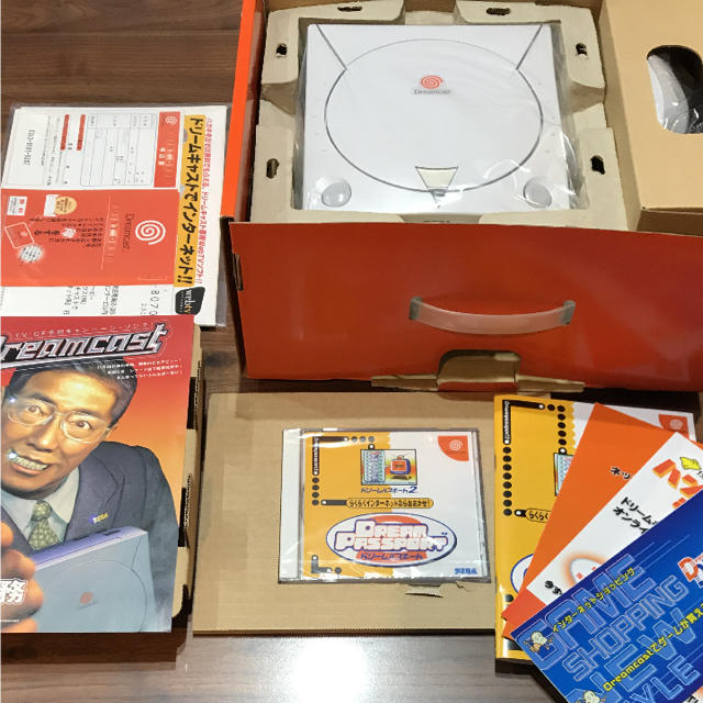 SEGA(セガ)のドリームキャスト✴︎新品未使用✴︎おまけ付き エンタメ/ホビーのゲームソフト/ゲーム機本体(家庭用ゲーム機本体)の商品写真