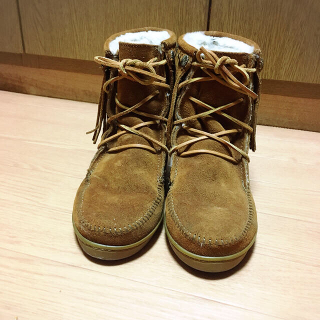 Minnetonka(ミネトンカ)のMINNETONKA フリンジムートン レディースの靴/シューズ(ブーツ)の商品写真