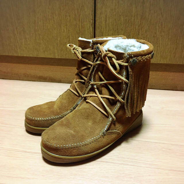 Minnetonka(ミネトンカ)のMINNETONKA フリンジムートン レディースの靴/シューズ(ブーツ)の商品写真