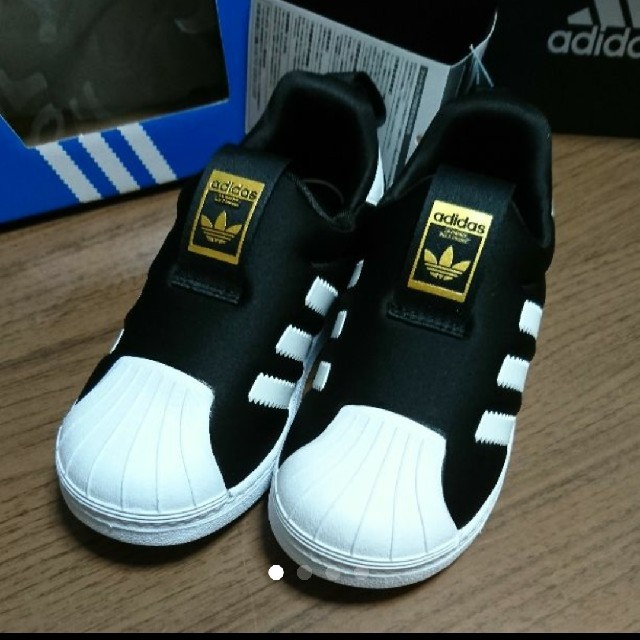 adidas(アディダス)の新品☆adidas☆アディダス☆キッズ☆オリジナルス☆スリッポン☆スニーカー キッズ/ベビー/マタニティのキッズ靴/シューズ(15cm~)(スリッポン)の商品写真