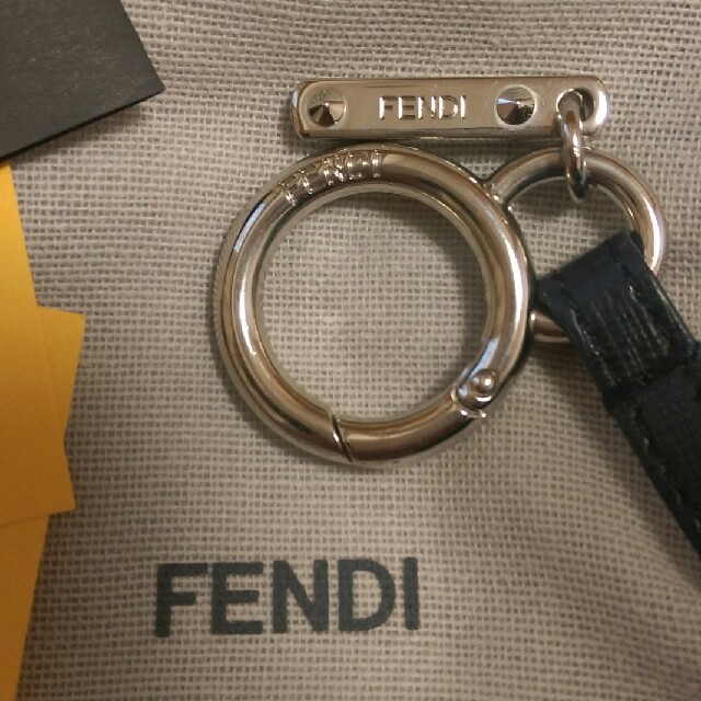 FENDI(フェンディ)の専用　フェンディ　ツートーン　チャーム ハンドメイドのファッション小物(バッグチャーム)の商品写真