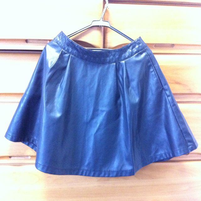 GU(ジーユー)のレザータッチフレアスカート レディースのスカート(ミニスカート)の商品写真