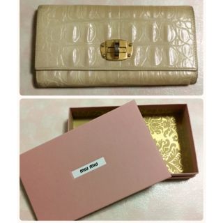 ミュウミュウ(miumiu)の送料込❗️【miumiu】正規品レザー長財布BOX付き(財布)