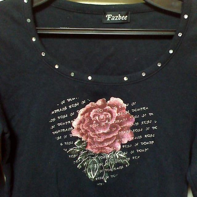 プリントTシャツ薔薇ローズ&英字カットソー黒ショート丈 レディースのトップス(Tシャツ(長袖/七分))の商品写真