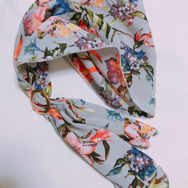 JEANASIS(ジーナシス)のスカーフ リング付きスカーフ ジーナシス グレー 花柄 レディースのファッション小物(バンダナ/スカーフ)の商品写真