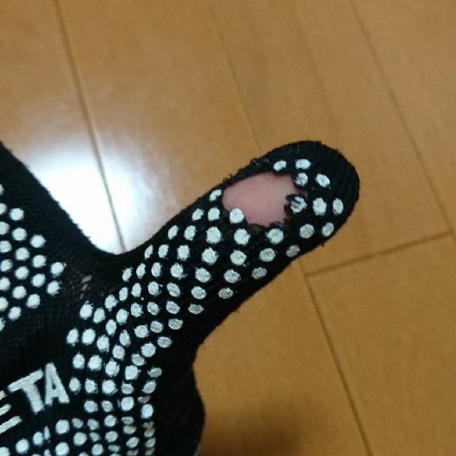 ATHLETA(アスレタ)のお値下げ★アスレタ ゴムつき手袋 黒 スポーツ/アウトドアのサッカー/フットサル(ウェア)の商品写真