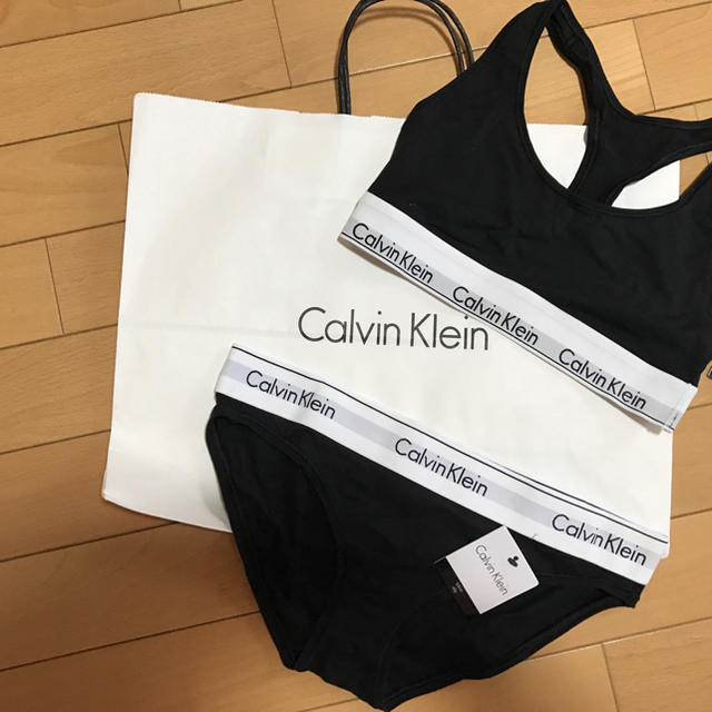 Calvin Klein(カルバンクライン)のカルバンクライン レディースの下着/アンダーウェア(ブラ&ショーツセット)の商品写真