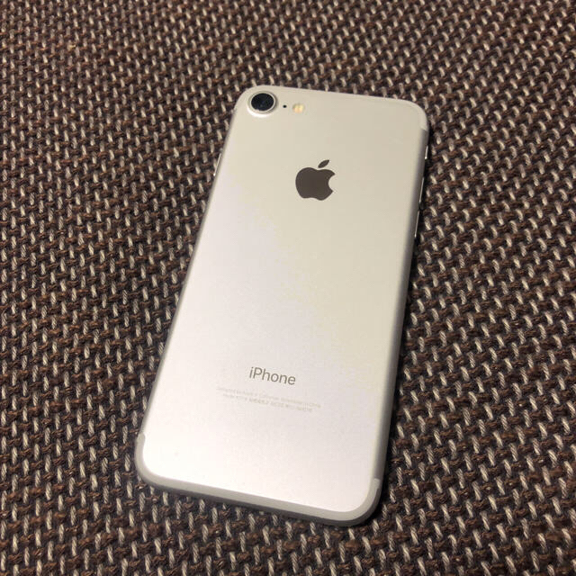iPhone 7 Silver 128 GB au SIMロックあり