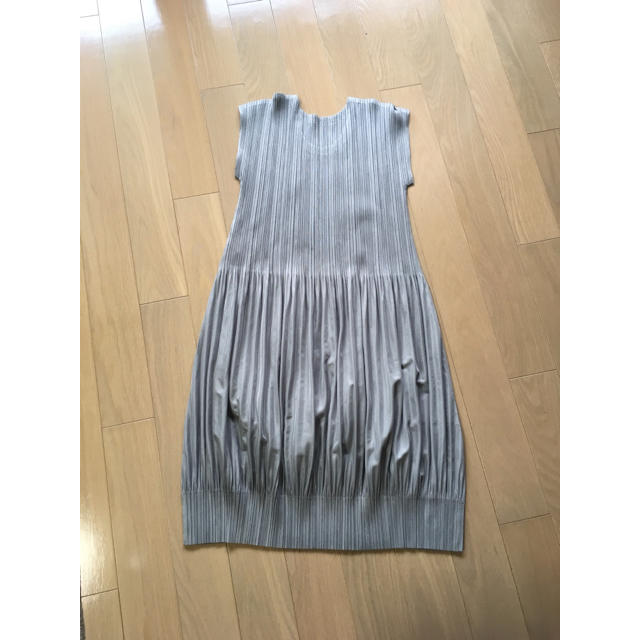 PLEATS PLEASE ISSEY MIYAKE(プリーツプリーズイッセイミヤケ)のプリーツプリーズ Pleats Please  シルバー ワンピース 美品 レディースのワンピース(ひざ丈ワンピース)の商品写真