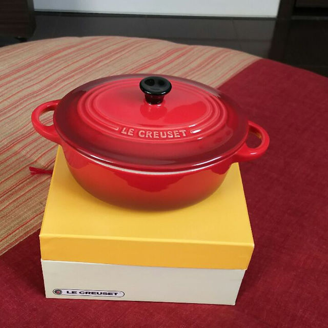 LE CREUSET(ルクルーゼ)の【送料込】ルクルーゼ   ミニオーバルココット(チェリーレッド) インテリア/住まい/日用品のキッチン/食器(食器)の商品写真