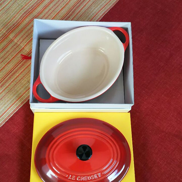 LE CREUSET(ルクルーゼ)の【送料込】ルクルーゼ   ミニオーバルココット(チェリーレッド) インテリア/住まい/日用品のキッチン/食器(食器)の商品写真