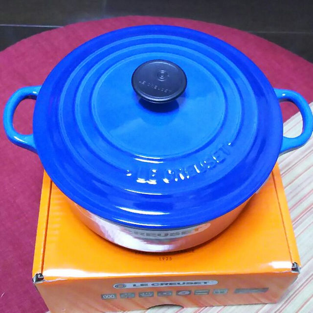 LE CREUSET(ルクルーゼ)の【チー様専用】ルクルーゼ   ココットロンド(18cm)   マルセイユブルー インテリア/住まい/日用品のキッチン/食器(調理道具/製菓道具)の商品写真