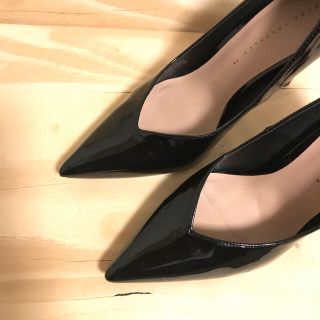 ザラ(ZARA)のザラ ZARA エナメルVカット パンプス 38 黒(ハイヒール/パンプス)