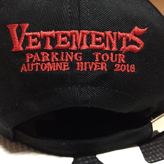 バレンシアガ(Balenciaga)のVetements logo tour cap black 黒 ssense(その他)