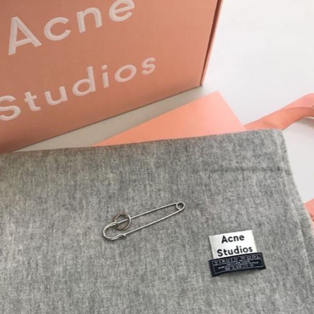 アクネ　マフラー　ライトグレー 新品