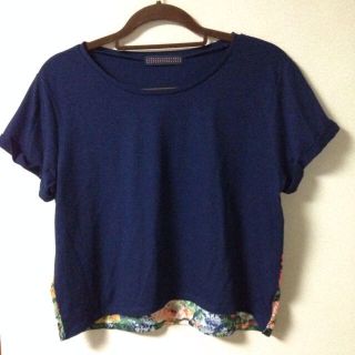 アーバンリサーチ(URBAN RESEARCH)のバック花柄プリントTネイビー(Tシャツ(半袖/袖なし))