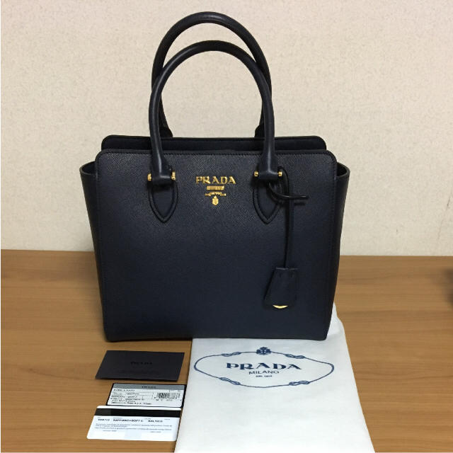 新品 PRADA プラダ サフィアーノ ソフト ネイビーマグネット内側