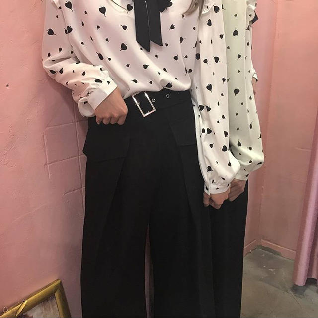Honey mi Honey(ハニーミーハニー)のvannie tokyo ribbon&love printed blouse レディースのトップス(シャツ/ブラウス(長袖/七分))の商品写真