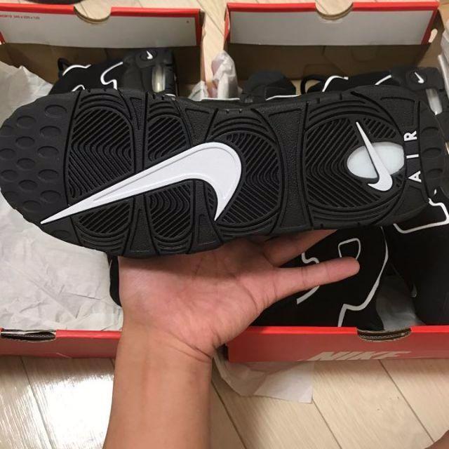 NIKE(ナイキ)のナイキ　モアテン 黒×白　　26.5cm メンズの靴/シューズ(スニーカー)の商品写真