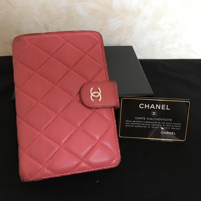 CHANEL(シャネル)のCHANEL シャネル マトラッセ ラムスキン 二つ折り財布 レディースのファッション小物(財布)の商品写真