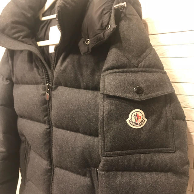 MONCLER(モンクレール)の今期 極美品 モンクレール モンジュネーブル メンズ ダウンジャケット グレー メンズのジャケット/アウター(ダウンジャケット)の商品写真