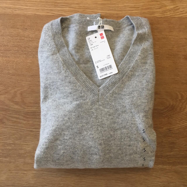 UNIQLO(ユニクロ)の新品未使用 ユニクロ 今期 カシミヤ 100% ニット Vネック セーター レディースのトップス(ニット/セーター)の商品写真