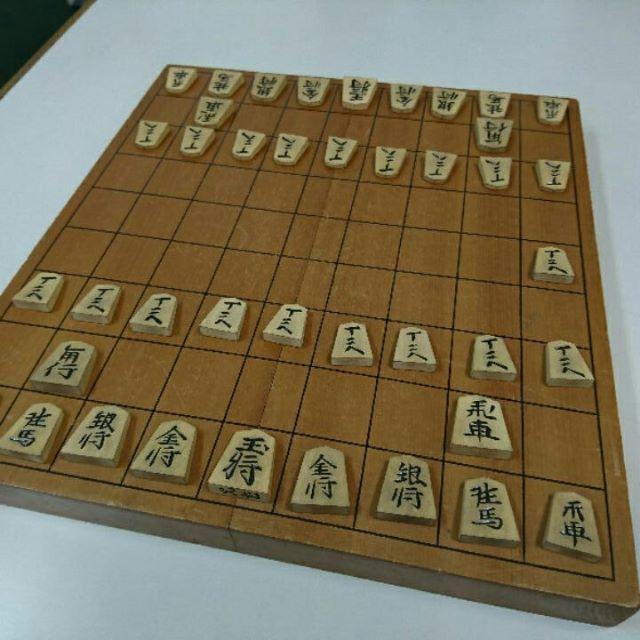 中古☆木彫り将棋駒箱付きと木製将棋板（二分割可）のセット エンタメ/ホビーのテーブルゲーム/ホビー(囲碁/将棋)の商品写真