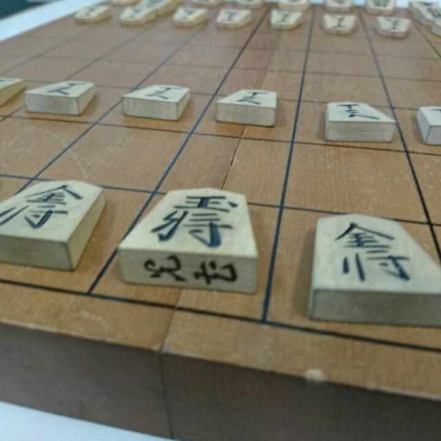 中古☆木彫り将棋駒箱付きと木製将棋板（二分割可）のセット エンタメ/ホビーのテーブルゲーム/ホビー(囲碁/将棋)の商品写真