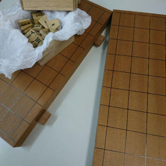 中古☆木彫り将棋駒箱付きと木製将棋板（二分割可）のセット エンタメ/ホビーのテーブルゲーム/ホビー(囲碁/将棋)の商品写真