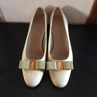 サルヴァトーレフェラガモ(Salvatore Ferragamo)のリボンパンプス(ハイヒール/パンプス)