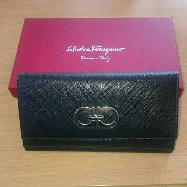 Salvatore Ferragamo(サルヴァトーレフェラガモ)のフェラガモ 黒の長財布 レディースのファッション小物(財布)の商品写真