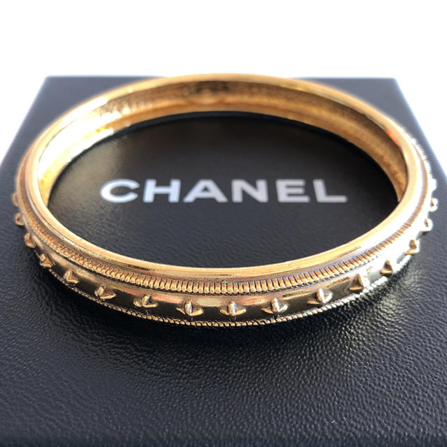 CHANEL(シャネル)のMari24様 専用。CHANEL ヴイーテージ ゴールドカラー バングル  レディースのアクセサリー(ブレスレット/バングル)の商品写真