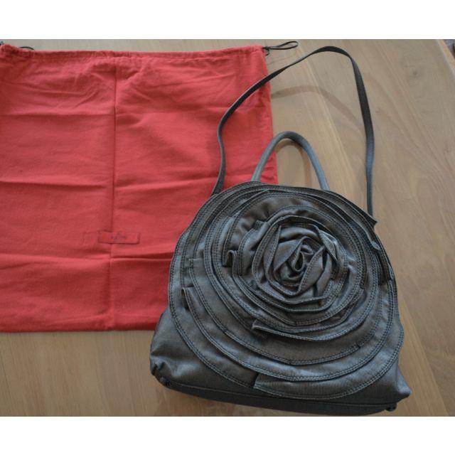 valentino garavani(ヴァレンティノガラヴァーニ)の【ジョイまま専用】バレンティノ バッグ ショルダー フラワー ブラックデニム レディースのバッグ(ハンドバッグ)の商品写真
