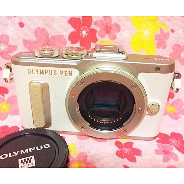 OLYMPUS(オリンパス)の❤️PEN最新モデル❤️OLYMPUS PEN E-PL8 大人気のホワイト♫ スマホ/家電/カメラのカメラ(ミラーレス一眼)の商品写真