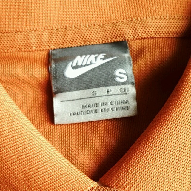 NIKE(ナイキ)のオレンジ色のナイキのポロシャツです。 レディースのトップス(ポロシャツ)の商品写真
