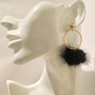 ザラ(ZARA)の新品【一点物】 ミンクファー  ブラック リング ゴールド お洒落 上品(ピアス)