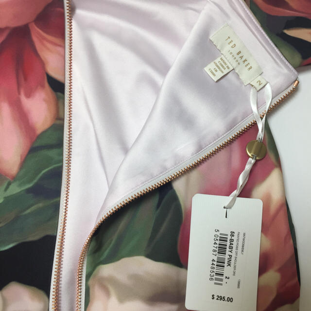 TED BAKER(テッドベイカー)の新品タグ付き☆TED BAKER 肩出し花柄ワンピース レディースのワンピース(ひざ丈ワンピース)の商品写真