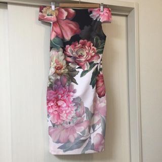 テッドベイカー(TED BAKER)の新品タグ付き☆TED BAKER 肩出し花柄ワンピース(ひざ丈ワンピース)