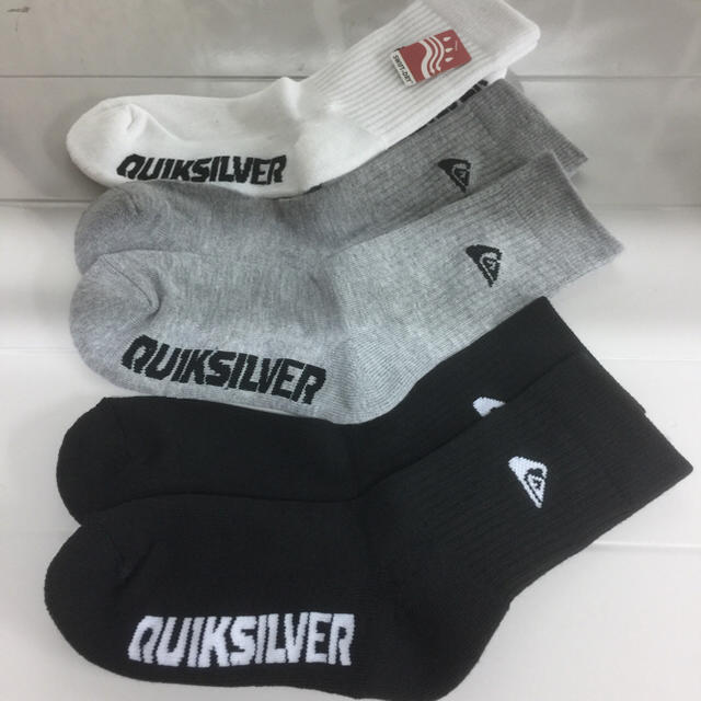 QUIKSILVER(クイックシルバー)の【新品三枚セット】クイックシルバーのソックス三枚組 機能素材が心地良い靴下 レディースのレッグウェア(ソックス)の商品写真